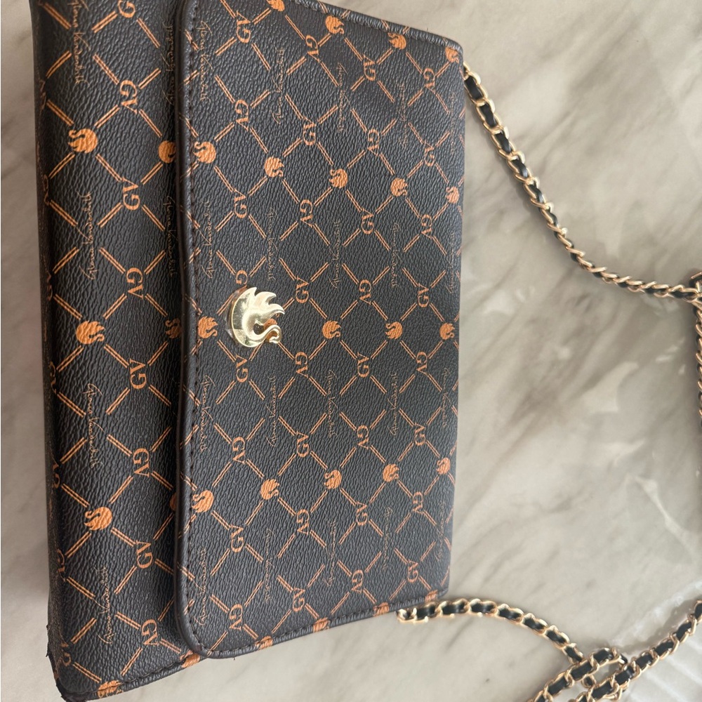 Gloria Vanderbilt Signature Black and Tan Chain Crossbody Bag